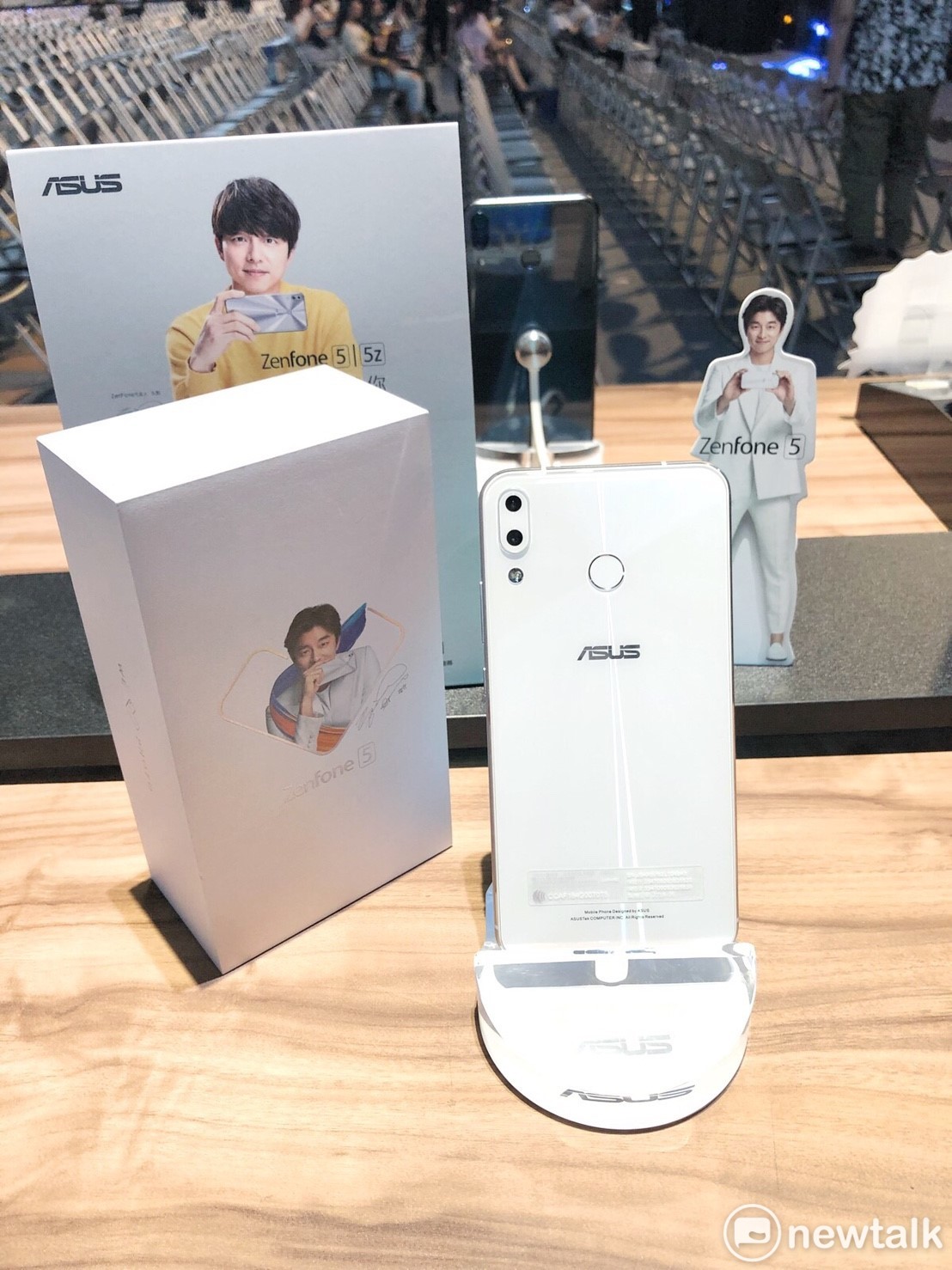 今日在台北市網球中心，ASUS公開了ZenFone5全新「雪花白」顏色。 圖：丘秝榕／攝