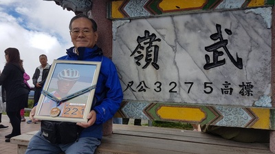 35歲日籍男子白井寬之去年參加花蓮單車登山挑戰，賽
前試騎不幸遭落石擊中死亡；68歲父親白井良一（圖）
24日捧著兒子遺照及221號碼牌登上武嶺，象徵替兒子
完成未完成心願。 圖：慈濟基金會提供