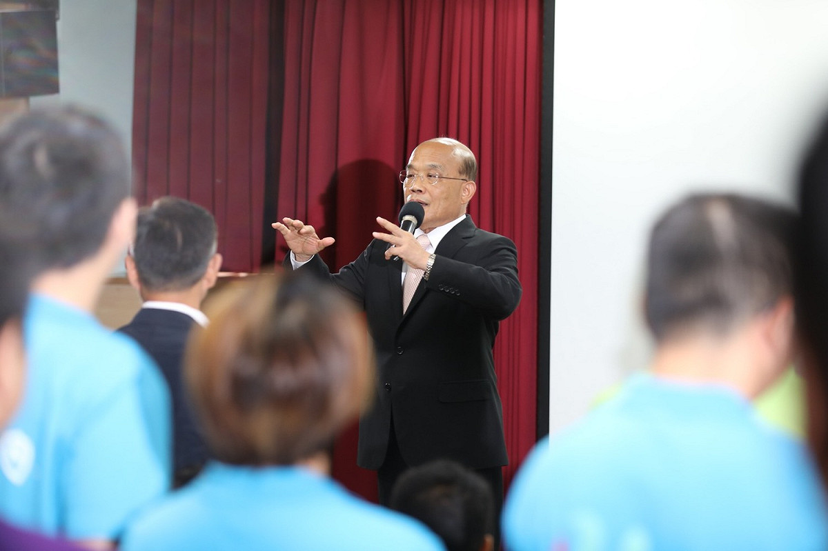 蘇貞昌到台北青商會議後，先傳授自我介紹小訣竅，也帶領青商會員們宣讀六大信條。 圖：蘇貞昌競選辦公室/提供
