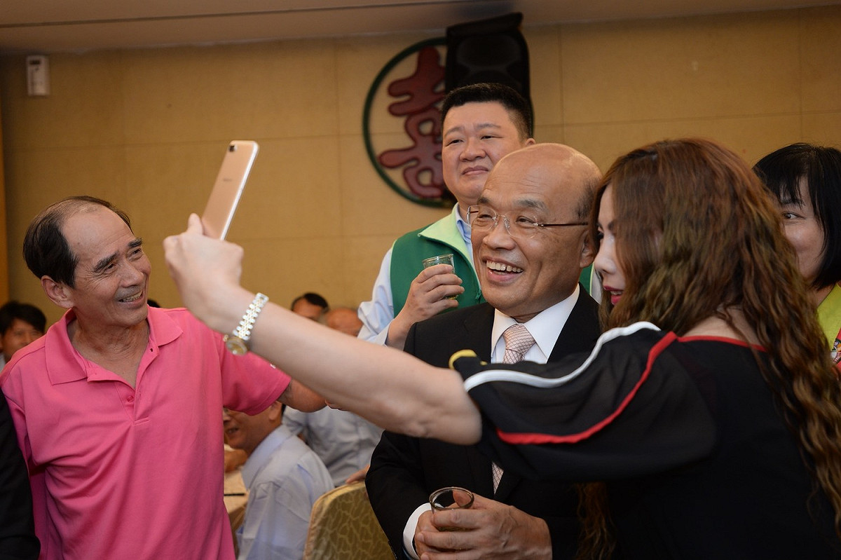 熱情民眾找蘇貞昌拍照。 圖：蘇貞昌競選辦公室/提供
