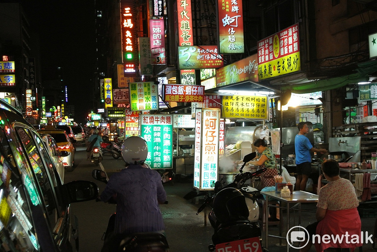中華路夜市有許多美食，入夜後車水馬龍。 圖：唐復年/攝