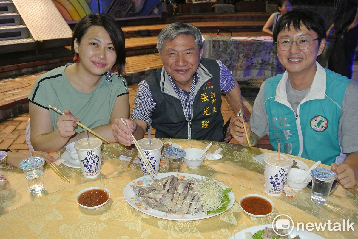 台中市副市長張光瑤、市議員江肇國及賴佳微等人一同享用夜市美食。 圖：唐復年/攝