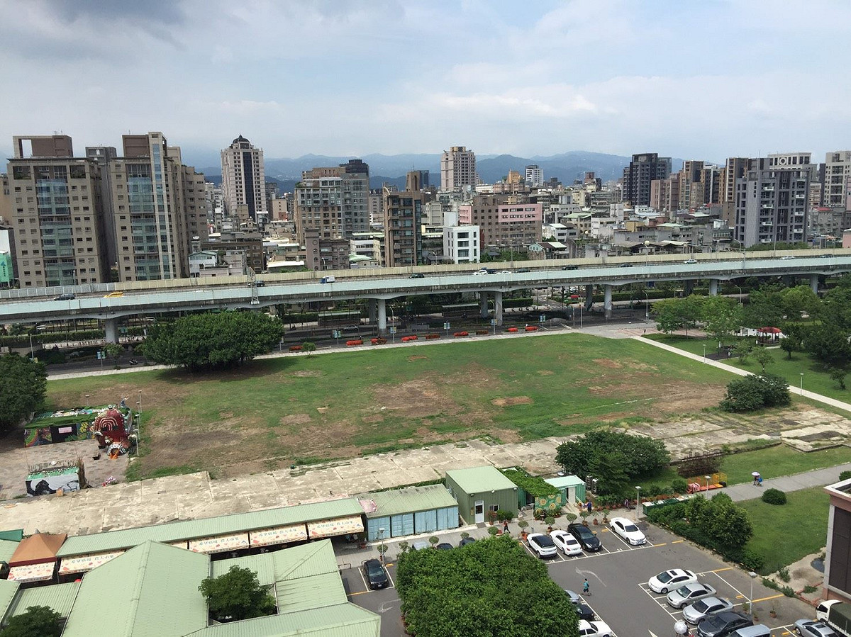 監察院認定北市府對華山大草原場地管理難咎其責，北市府都更處回應會尊重調查結果。圖為華山大草原。 圖：新北市都發局/提供