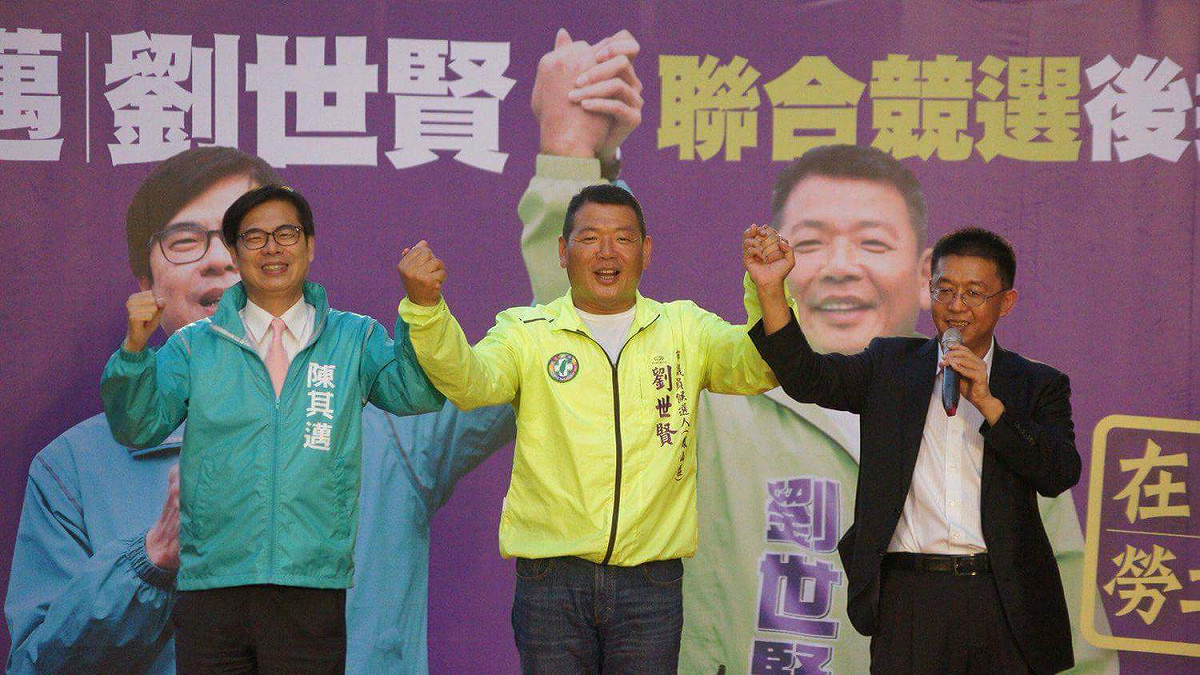 陳其邁（左）致詞指出，鳳山是高雄市人口第一大區，也有豐富的文史資源與基礎建設，未來要與鳳山立委許智傑（右），以及劉世賢（中）共同推動鳳山火車站門戶計畫以及鳳山捷運門戶計畫，將鳳山打造為高雄新都心。 圖：陳其邁辦公室/提供