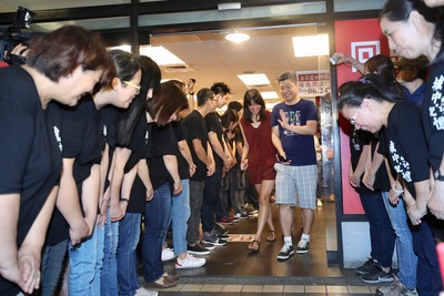 知名連鎖書店品牌金石堂城中店24日晚間10時正式熄燈，閉店前10分鐘，34名歷屆員工分別站在大門左右兩側送客，對離開店面的顧客高喊「謝謝光臨」，也有民眾高喊「謝謝招待」善意回應，場面溫馨不已。 圖：中央社