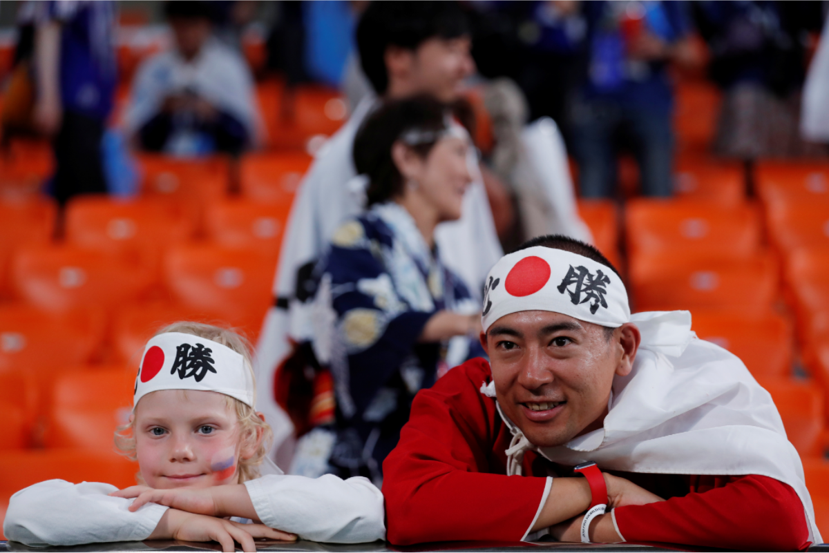 日本與塞內加爾兩隊在本屆世足第一場比賽分別爆冷擊敗對手，以1勝、積分3分在H組並列領先，今天以和局收場後，雙方積分來到4分，能否搶下16強門票還不確定。圖為比賽結束，大小兩名日本球迷，似乎意猶未盡。 圖：達志影像/路透社