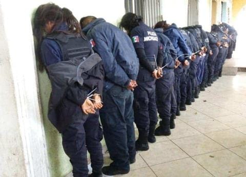 墨西哥米卻肯州一口氣逮捕約30名涉嫌與黑社會有染的員警，男女都有，展現打擊暴力決心。 圖：翻攝lasillarota.com