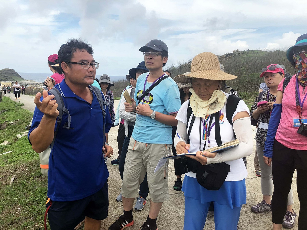 以環境、人文資源保育和國際交流為目的「台灣澎湖南方四島保育協會」24日在海洋保育人士及澎湖縣前縣長賴峰偉等人見證成立。 圖：澎湖縣政府/提供