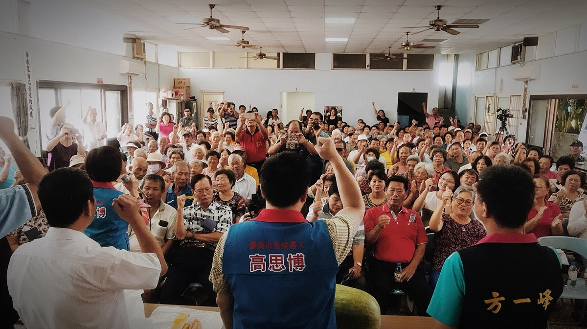 學甲區固本講座會場擠滿支持群眾，其中大多是當地漁民及虱目魚業者。 圖：黃博郎/攝