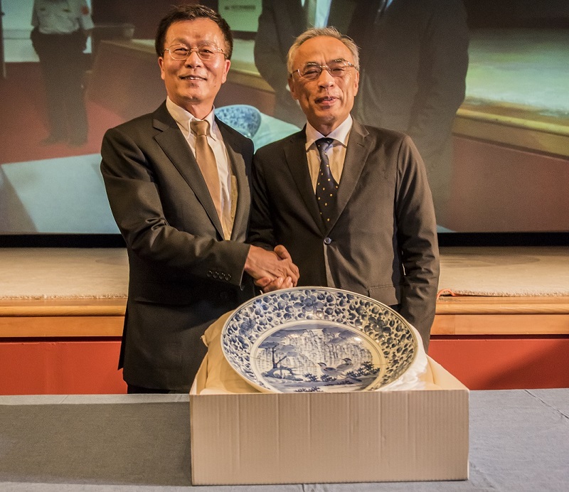 故宮院長林正儀(左)及日本東洋陶磁美術館館長出川哲朗出席「圓滿—〈青花柳葉鳥紋盤〉修復成果記者會」。 圖：故宮/提供