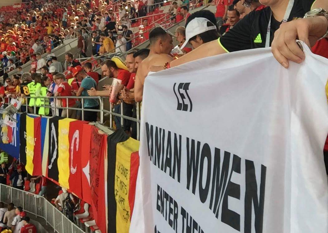 6月23日，在莫斯科的斯巴達體育場，“ Let  Iranian  Women enter  their stadiums ”女權人士展示白色旗幟，向國際足總提出他們的訴求。但幾分鐘後，球場安全人員就把旗幟拿掉了，理由是這是被禁止的。 圖：翻攝自Let  Iranian  Women enter  their stadiums 臉書