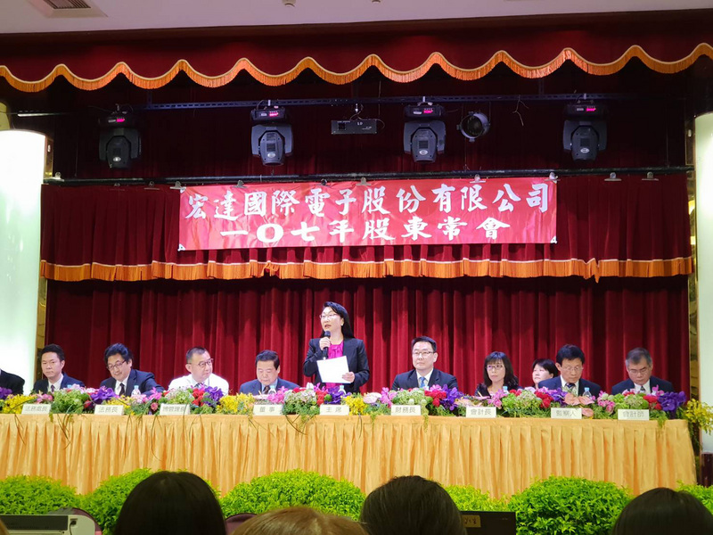 宏達電去年虧損2個資本額，小股東對宏達電董事長王雪紅抱怨，「多少人身家性命在你手上」，王雪紅回應，2018年有信心賺錢，也希望能配給股東，「今、明年願景布局將完成」。 圖/中央社