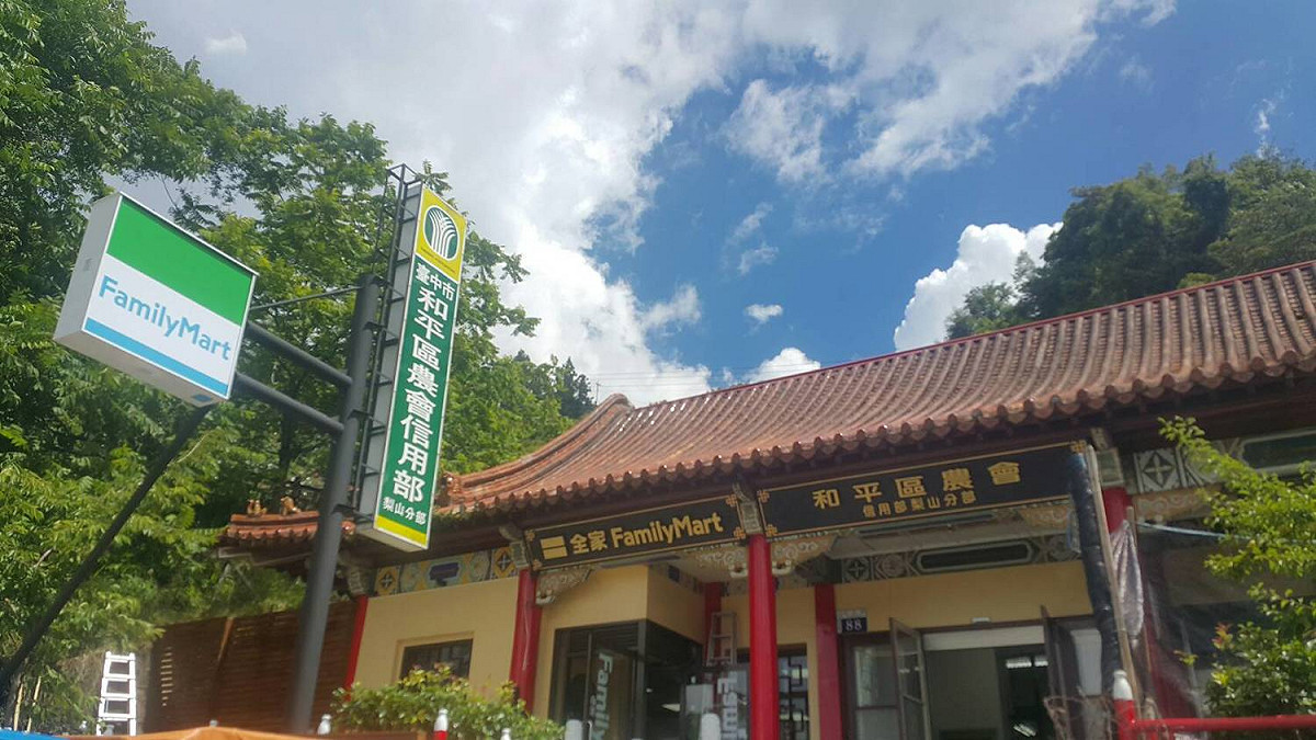 全家梨山店外觀是宮廷式建築，估計開幕後會成打卡熱點。 蚨盈企業/提供