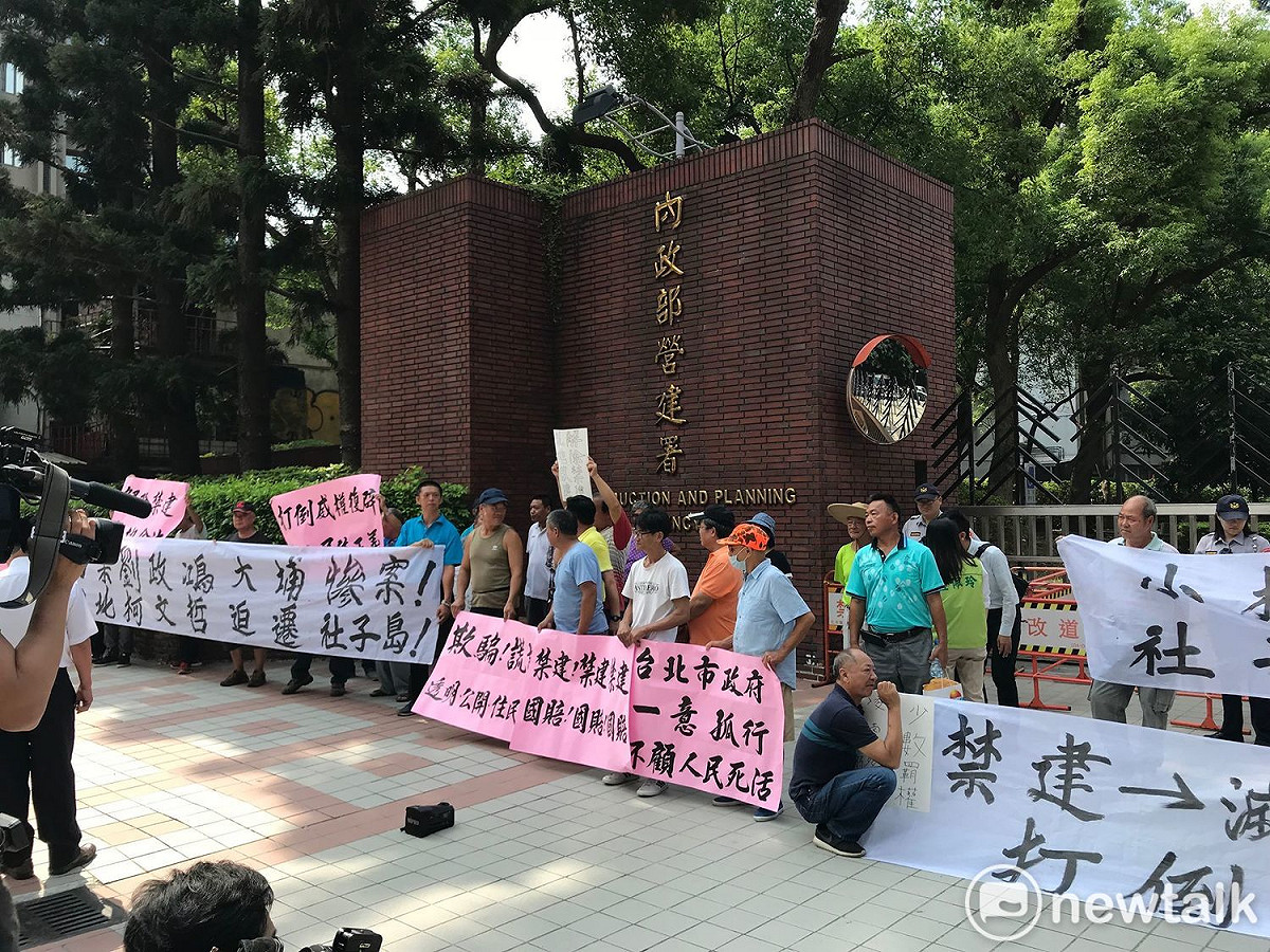 內政部場外有民眾抗議質疑「劉政鴻大埔慘案、柯文哲迫遷社子島」、「小林村滅村是天災、社子島滅村是柯禍！」怒批禁建社子島是滅村。 圖 : 周煊惠 / 攝