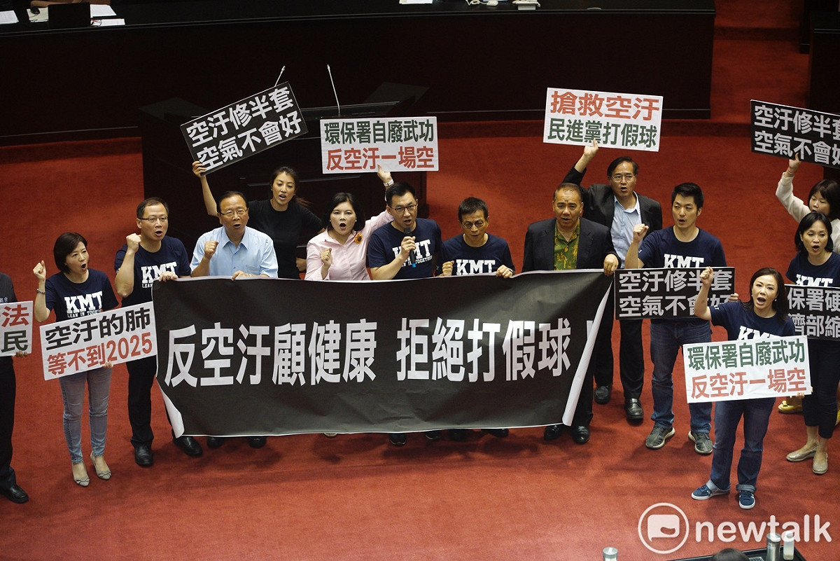 立法院25日審查空污法，民進黨團在會前在議場後方沙盤推演，而國民黨立委則在會議要開始，就在發言台前拉布條，呼喊抗議民進黨打假球。 圖：張良一/攝