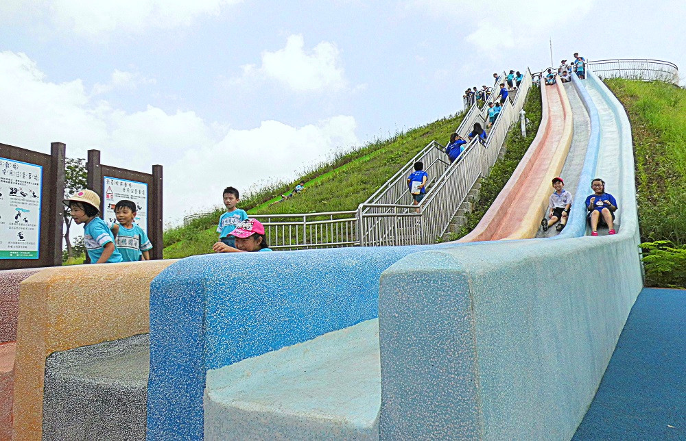 都市森林之稱的中和員山公園在今(26)日正式亮相，除了體驗盪鞦韆、穿越攀爬網等一般公園設施外，還有3大新指標性遊具15公尺彩色溜滑梯、親子滑草坡、室外滑索道。 圖：翻攝自我的新北市FB