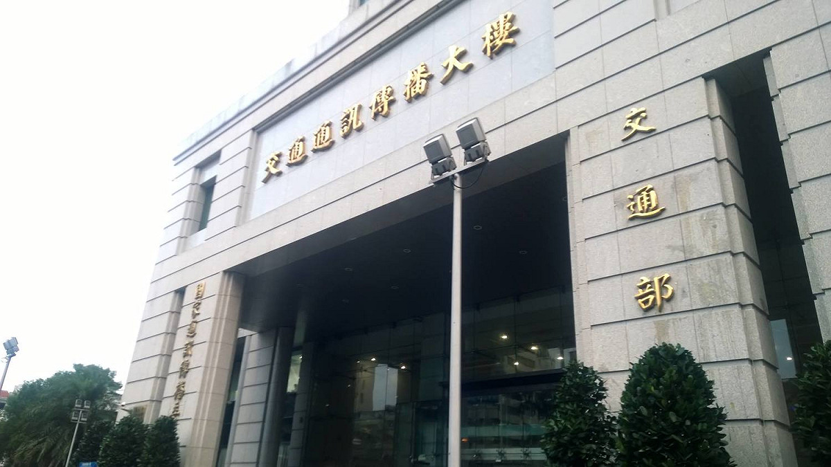 交通部近年來持續推廣與美國各州的駕照相互承認協定。 圖：翻攝自交通部臉書留言版