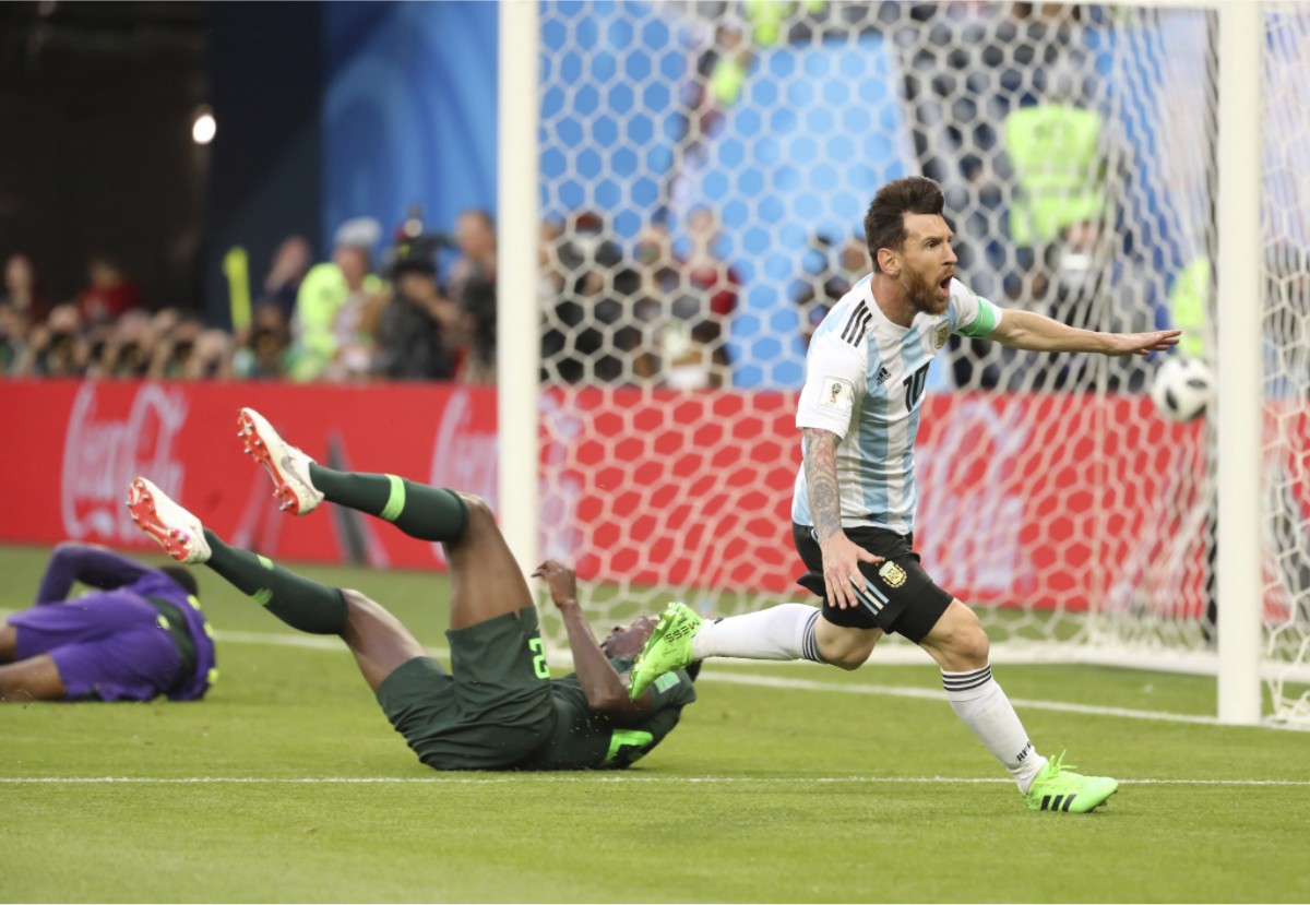 梅西（Lionel Messi）在禁區附近接獲隊友長傳，一個大腿停球後再加速往前甩開對手，在比賽第14分鐘起右腳射門破網，讓阿根廷取得1比0領先，這是梅西在這次世界盃的第一個進球，也是本次世界盃的第100個進球。 圖：達志影像/美聯社