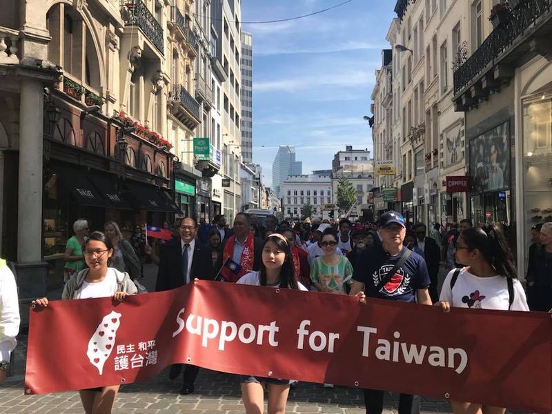 一位參與遊行的僑胞說，「雖然不懂國際政治，但中國欺人太甚，甚至要求航空公司把台灣改名，他長途搭機回去的那個家叫台灣，它不叫中國！」 圖：翻攝駐歐盟兼駐比利時代表處臉書