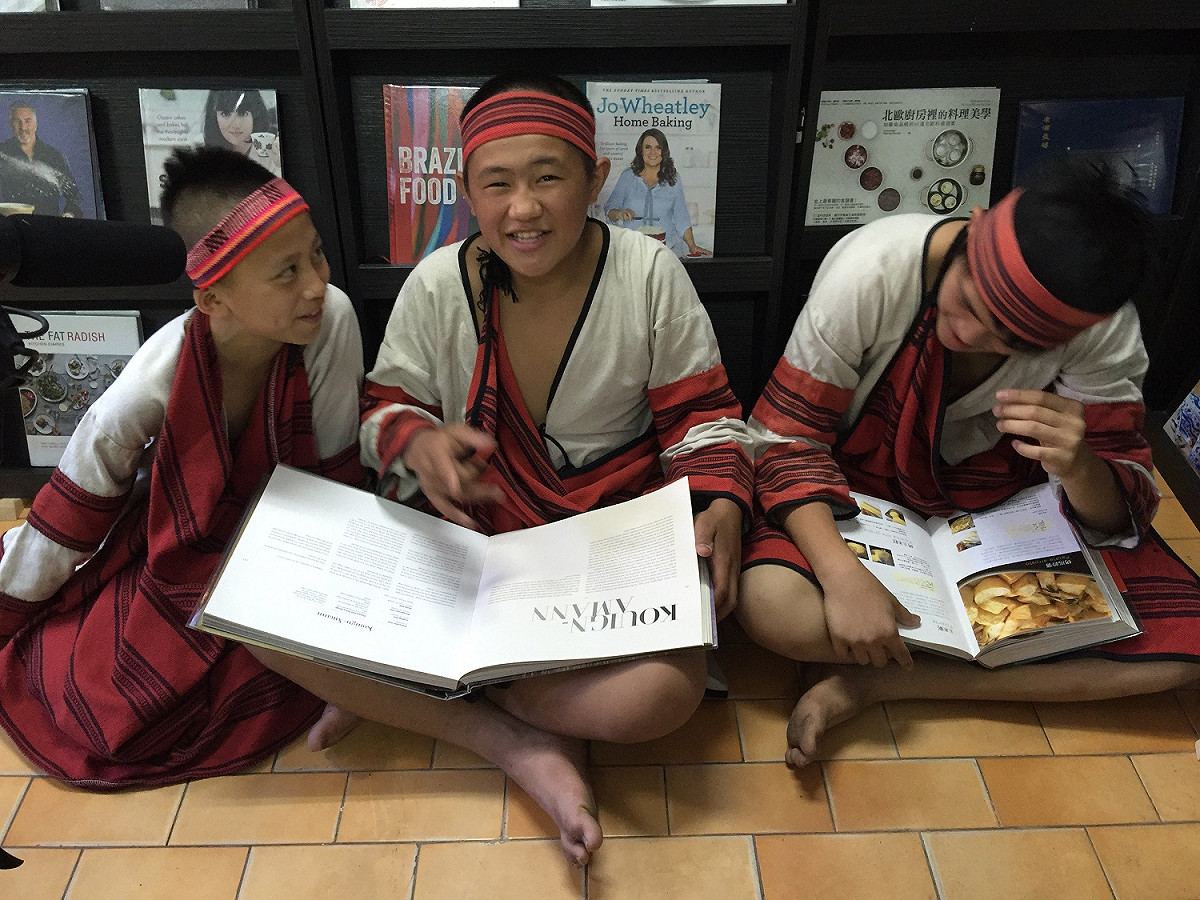 仁愛鄉原住民孩童看到餐飲書籍開心閱讀。 益品書屋/提供