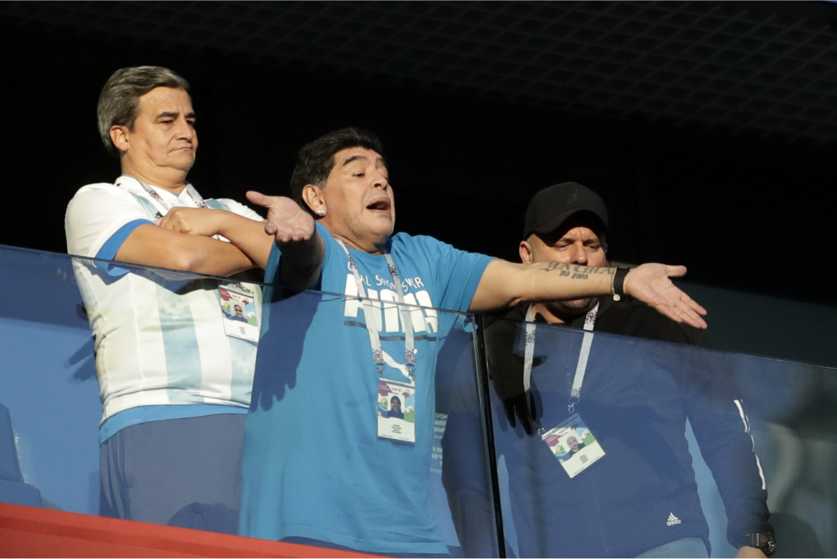 眼看阿根廷頭兩場賽事戰績不佳，馬拉度納（Diego Armando Maradona）當時還一肚子火，向總教練和球隊畧下狠話，叫他們提早打包回國。隨著昨夜阿根廷和奈及利亞對戰過程的高潮迭起，馬拉度納也不時情緒緊張亢奮。 圖：達志影像/美聯社