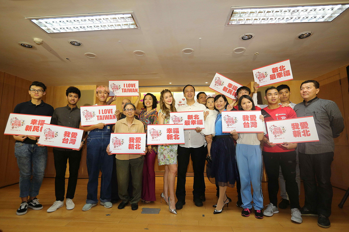新北市政府製播的「幸福新民報」第5季即將在全國性頻道開播，市長朱立倫與新住民一起宣布好消息，並指現行移民法規對先進國家落伍。 
 圖：王峻昌/攝