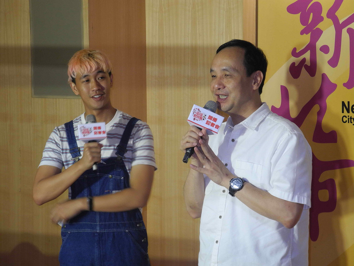 來自馬來西亞的網路知名Youtuber西西歪擔任記者會主持人，與朱立倫趣味互動。                                                    
   圖：王峻昌/攝