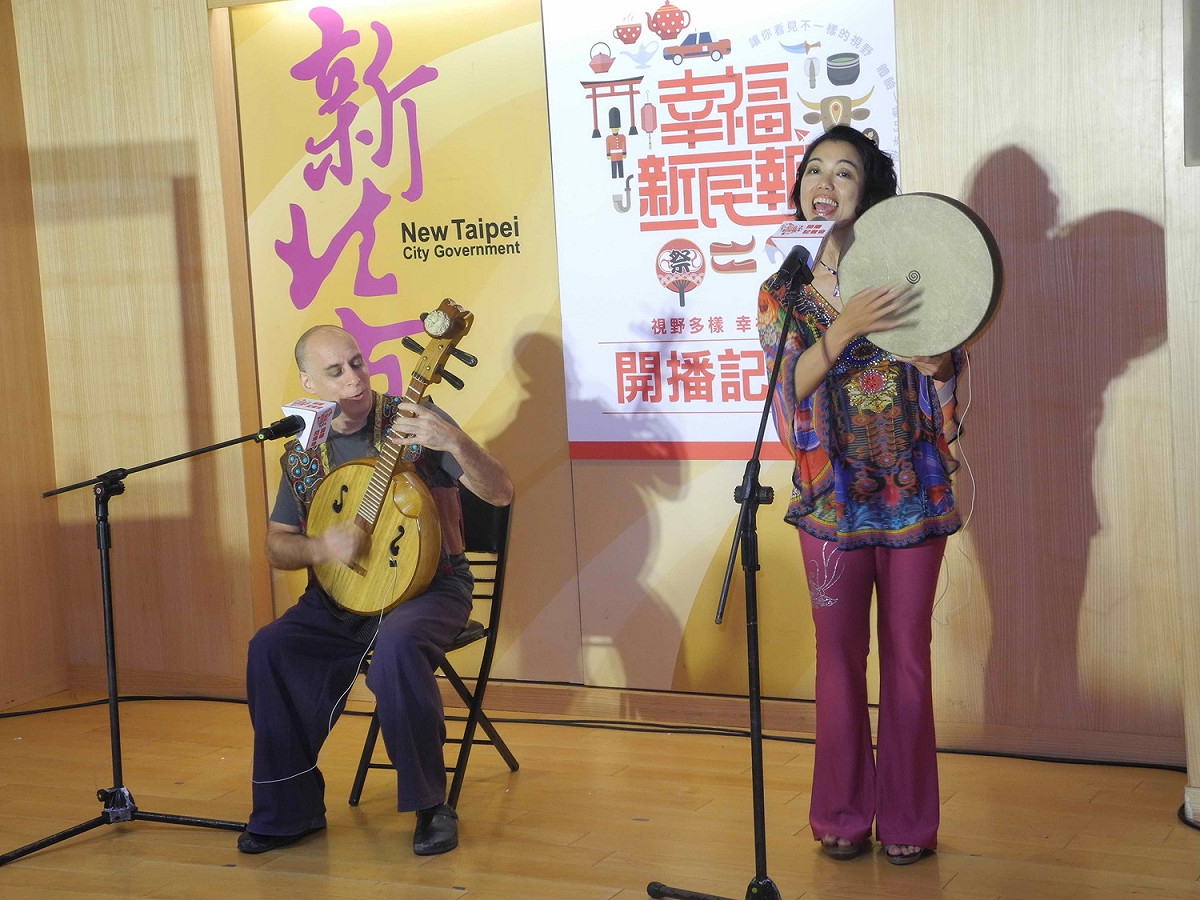 創辦「聲動樂團」的Mia與Scott，在「幸福新民報」記者會演出融合在地聲音的台語創作歌曲。                                        
                    圖：王峻昌/攝
