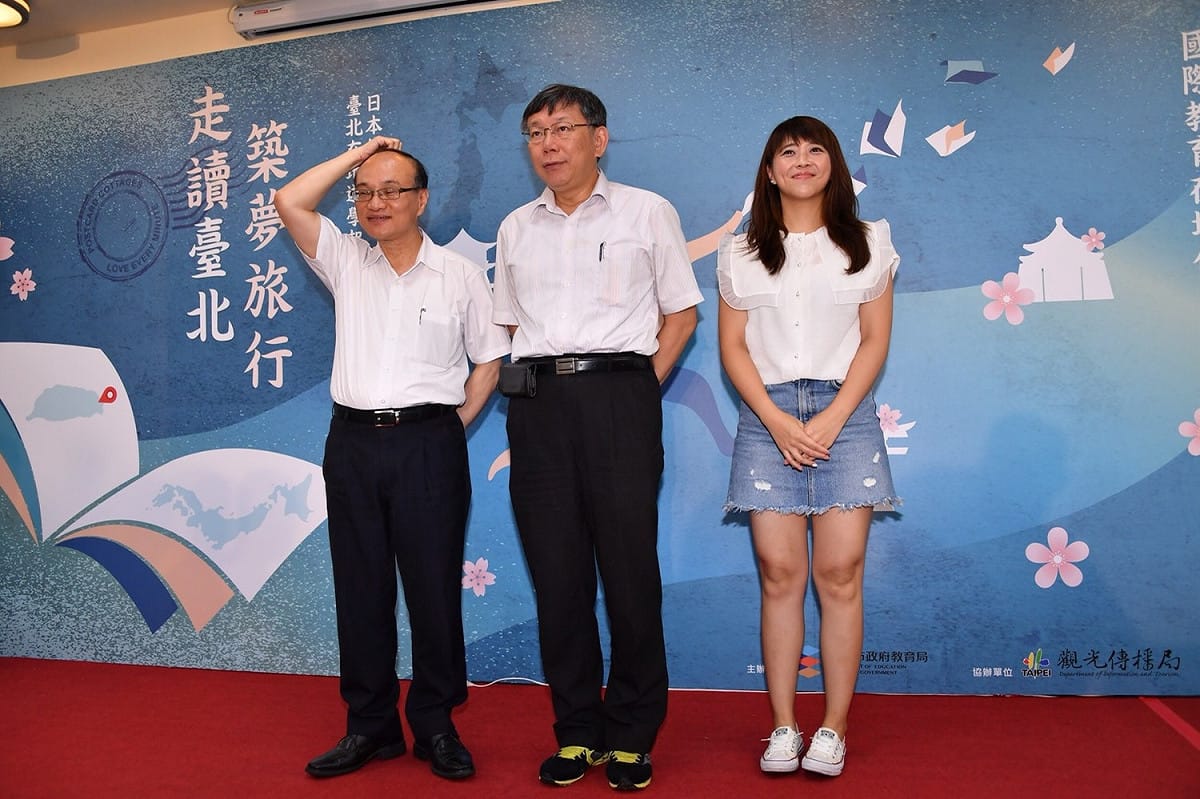 針對29日蔡英文參加國防部畢業典禮周邊校園架拒馬一事，柯文哲(中)指示不擾民為原則。 圖：台北市政府提供