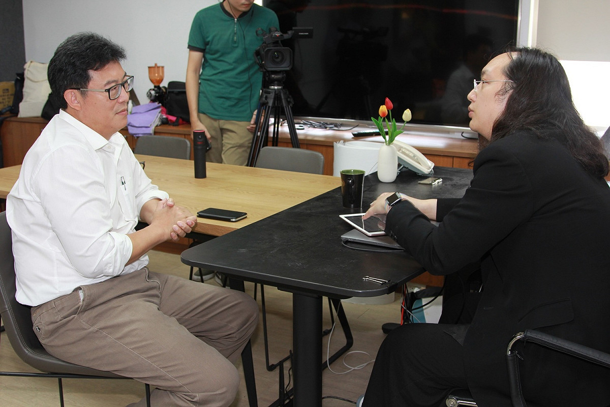 民進黨台北市長候選人姚文智（左）27日拜會行政院數位政委唐鳳。 圖：姚文智辦公室提供