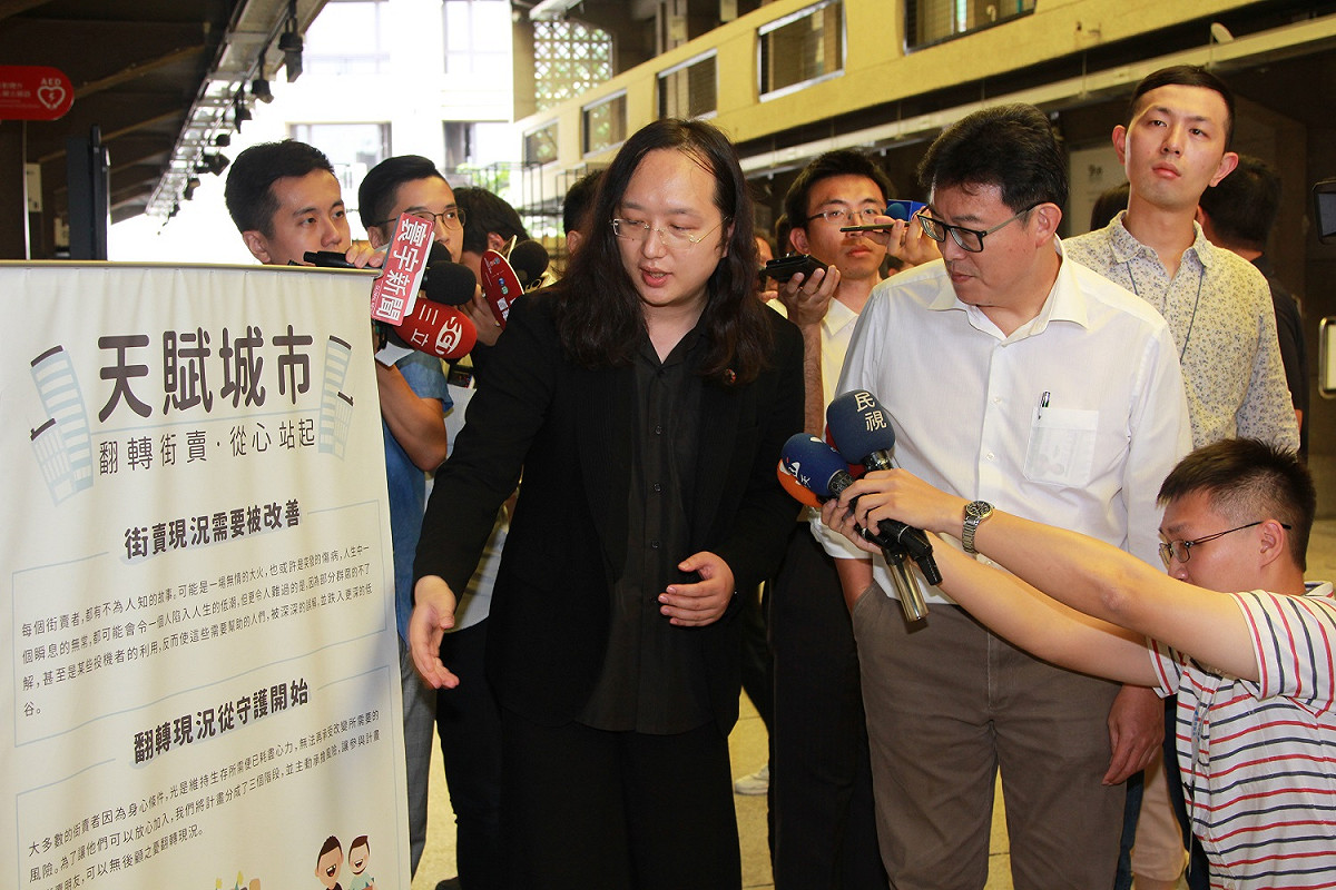 政務委員唐鳳今（27）天中午帶領民進黨台北市長參選人姚文智參觀空總社會創新實驗中心園區。 圖：姚文智辦公室提供