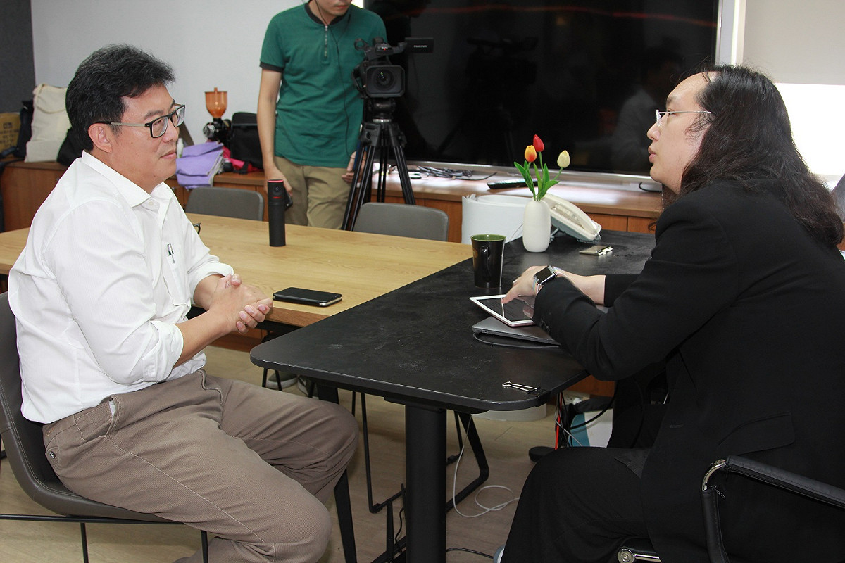 民進黨台北市長參選人姚文智今（27）天中午前往空總社會創新實驗中心，就開放政府等議題向政務委員唐鳳請益。 圖：姚文智辦公室提供