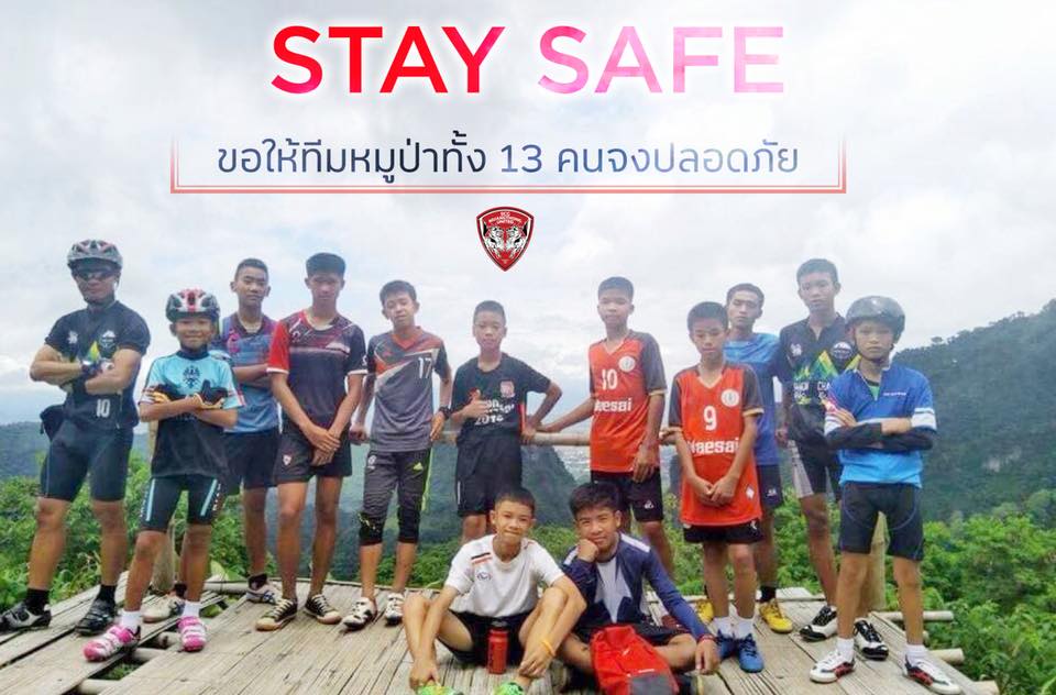 泰國北部清萊府一支青少年足球隊及教練共13人，上周六（23日）參觀Tham Luang Nang Non洞穴時，因暴雨水漲堵住入口而被困洞內。 圖：翻攝Muangthong United FC.臉書