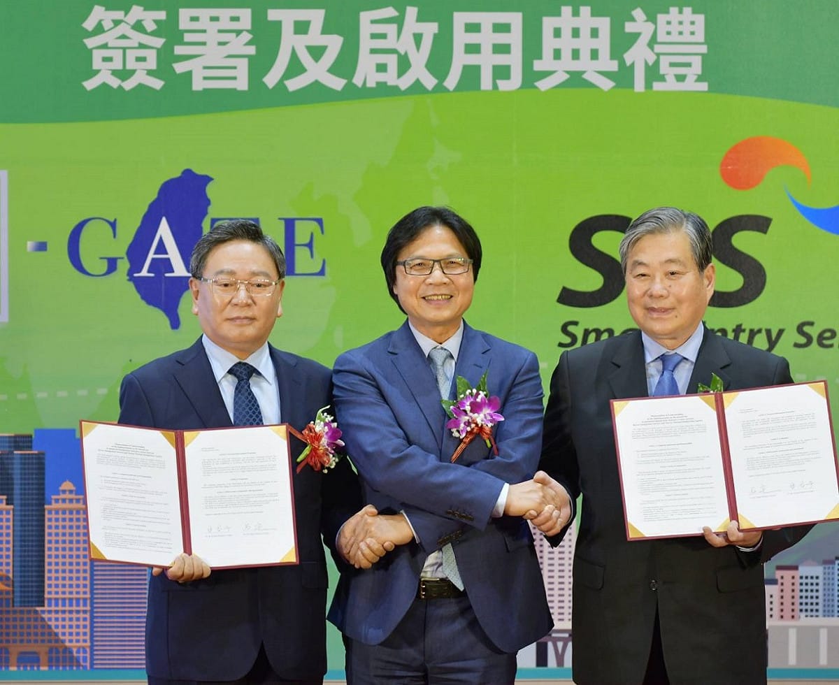 台灣與韓國今(27)日下午在桃園機場簽署「台韓互惠使用自動通關瞭解備忘錄」(MOU)及啟用儀式，內政部長葉俊榮擔任主禮人，由駐台北韓國代表部楊昌洙代表和我駐韓國台北代表部石定大使簽署。 圖：內政部提供