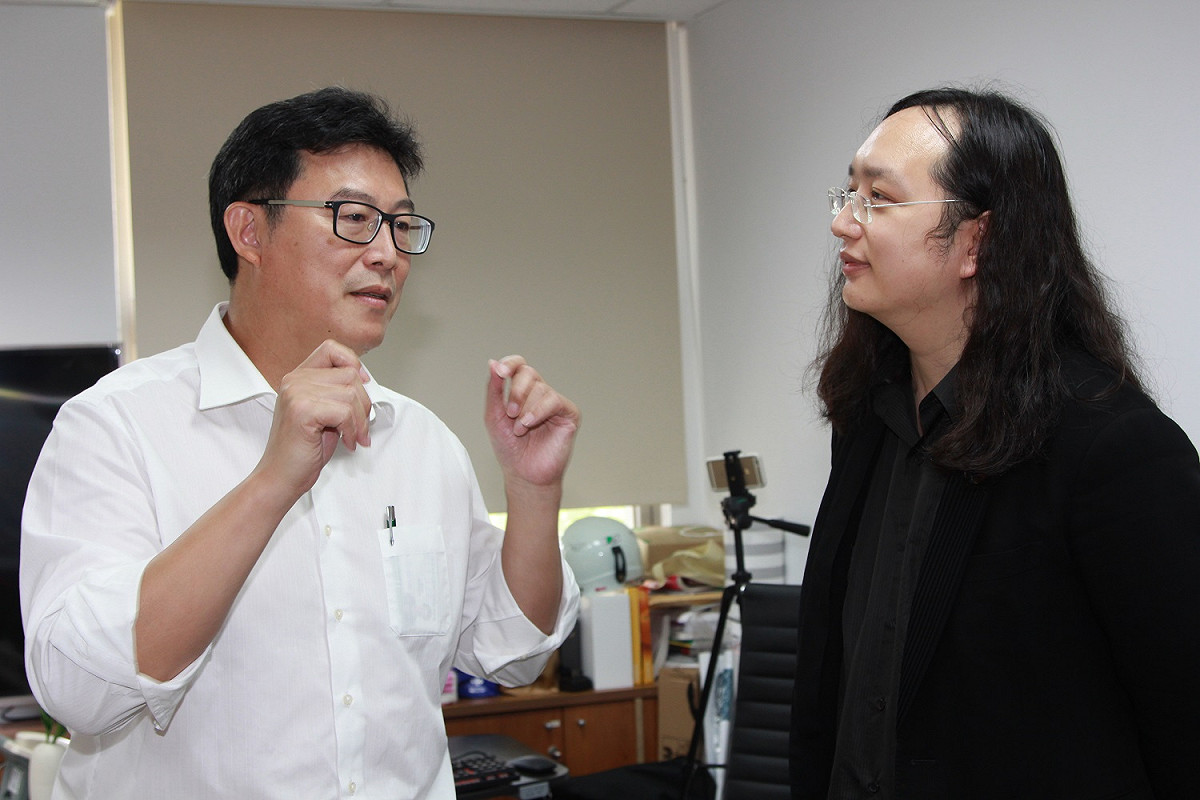 民進黨台北市長參選人姚文智今（27）日前往位在仁愛路舊空軍總司令部的「社會創新實驗中心」向政委唐鳳請益。 圖：姚文智辦公室提供
