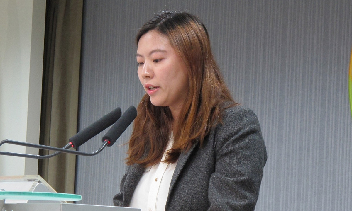 民進黨發言人何孟樺27日主持中常會後記者會。 圖：林朝億/攝