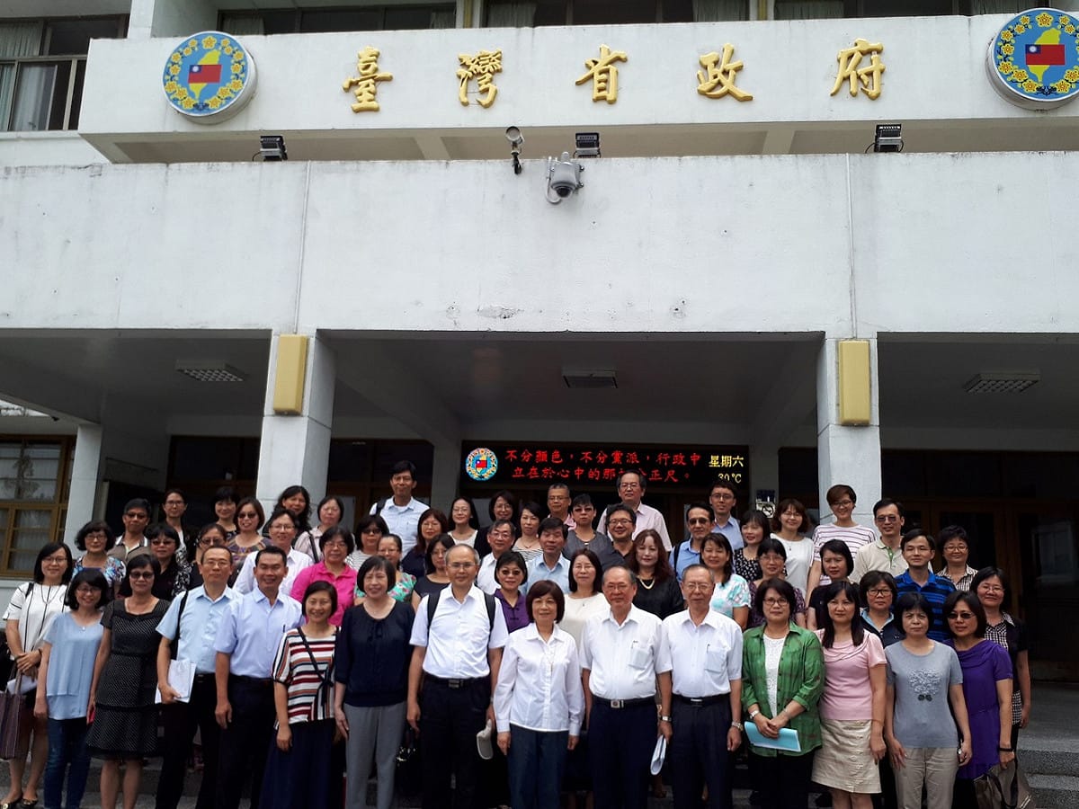 台灣省政府即將於今年7月1日走入歷史，將接手的行政院政務委員兼國發會主委陳美伶（第一排中間）日前與省府員工合影。 圖：國發會提供