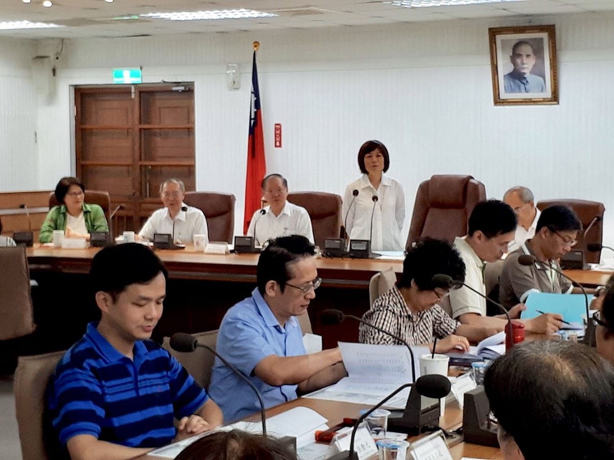 行政院政務委員兼國發會主委陳美伶（站立者）23日率該會一級主管走訪中興新村，除了聽取省府秘書長鄭培富說明業務移交的辦理情形，並與省府員工互動交流。 圖：國發會提供