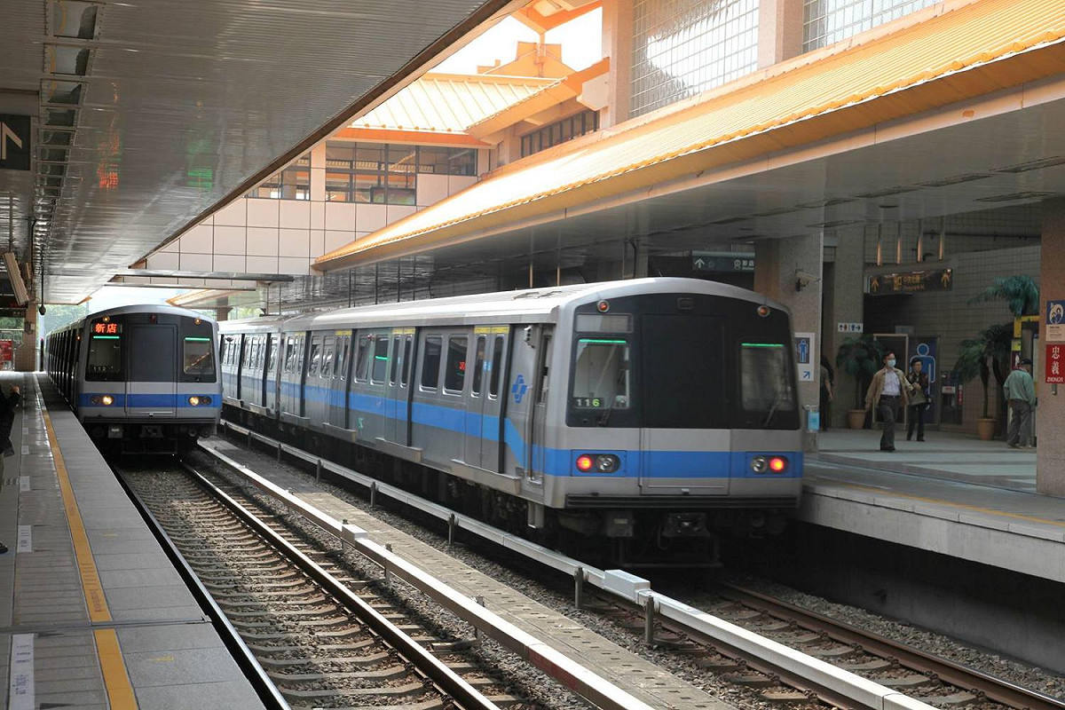 今(4)早上早上9時4分，大安站往象山站方向1部列車上，乘客發現疑似有老鼠，造成現場一陣慌亂，台北捷運公司調閱監視畫面後發現，原來老鼠是在淡水信義線行經大安森林公園站時，突然從月台衝入車廂。 圖：翻攝台北捷運臉書