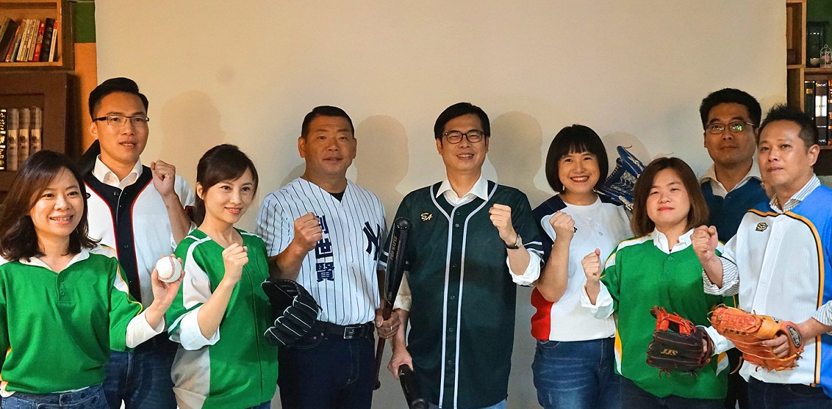 陳其邁今天下午與議員參選人一同換上棒球裝合攝宣傳照，並高喊「高雄大聯盟！棒棒真強棒！」，象徵共組高雄隊，力拼年底全壘打。 圖：陳其邁競選辦公室／提供
