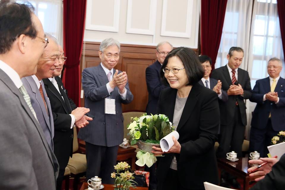 日本跨黨派國會議員組織「日華議員懇談會」對中國施壓航空業將「台灣」名稱加註「中國」，呼籲日本政府明示國家方針。圖為總統蔡英文接見日本「日華懇」一行人資料照片。 圖：翻攝蔡英文臉書