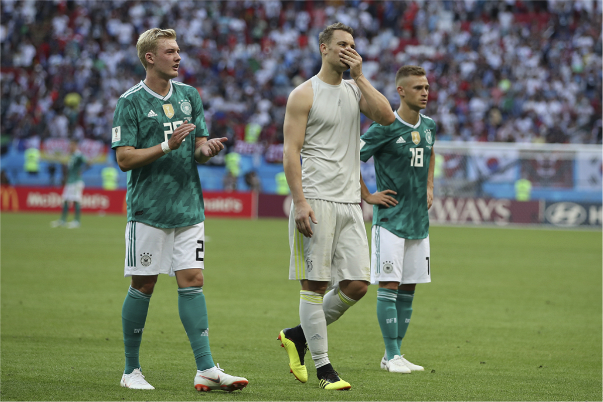 德國隊兵敗俄羅斯世足賽，0：2敗給南韓。賽後，門將諾伊爾（Manuel Neuer）與隊友難掩落寞。 圖：達志影像/美聯社