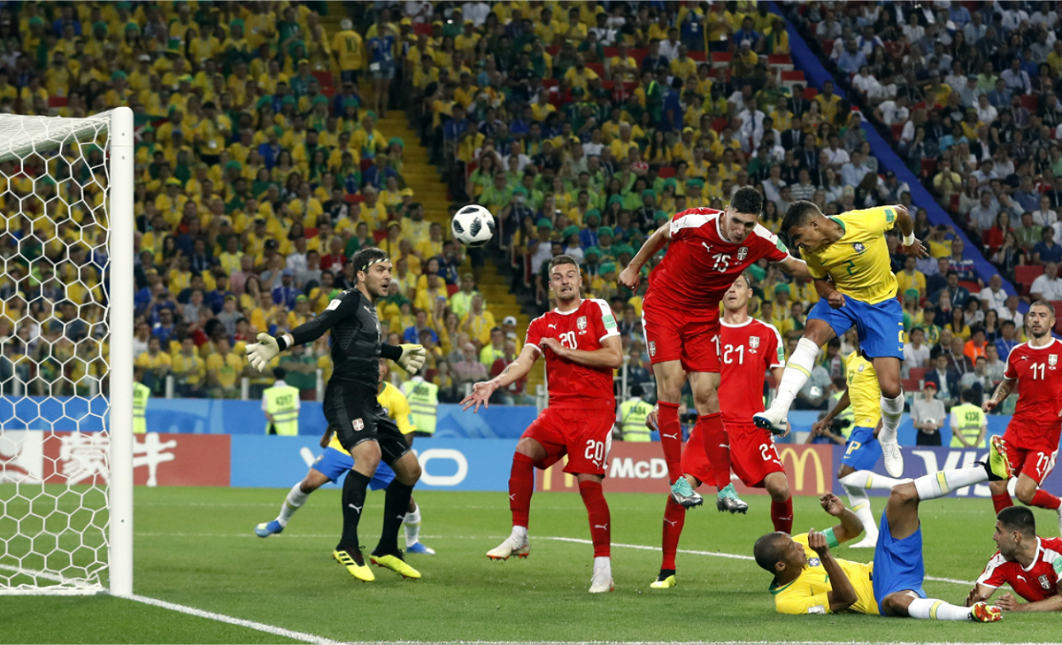 下半場第68分鐘，巴西明星前鋒內馬爾（Neymar）開出角球，席瓦（Thiago Silva）在門前無人防守情況下頭槌破網，不但擴大領先差距，也奠定贏球勝基。 圖：達志影像/美聯社
