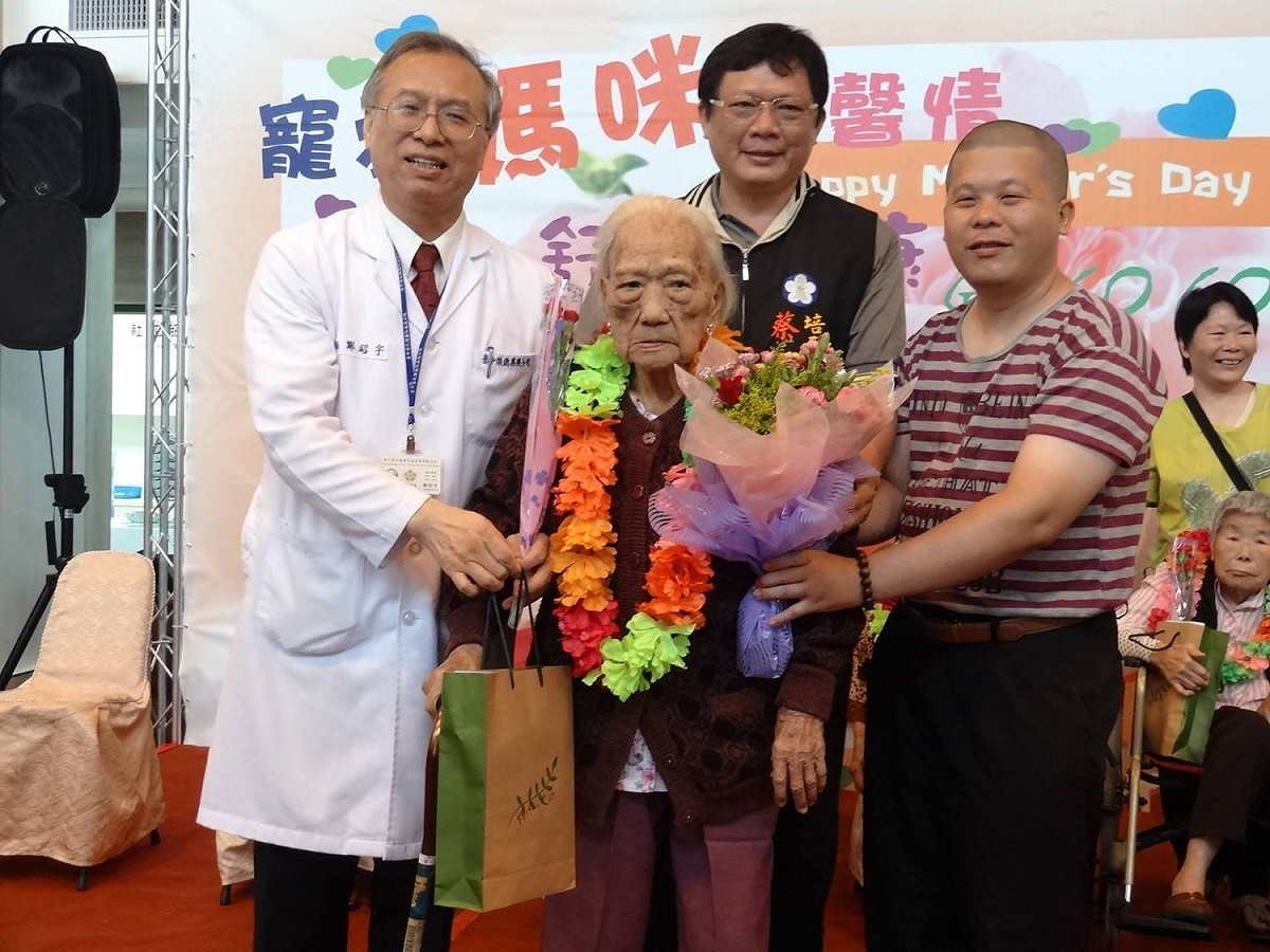 里長蔡坤龍時常關懷協助老人，先前母親節他也祝培元里九十七歲阿嬤梁吳亦母親節快樂。 圖：翻攝蔡坤龍/臉書