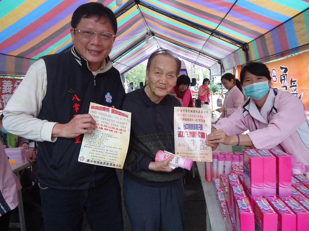 民國95年返鄉參選培元里長，當選後在網路開闢「蔡里長」專欄，發表平日服務點滴及社會觀察。 圖：翻攝蔡坤龍/臉書