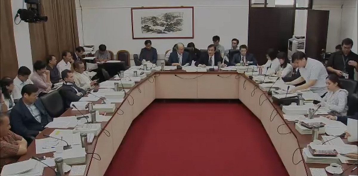 立法院臨時會朝野黨團今（28）天進行《公司法》協商。 圖：翻拍自立法院直播