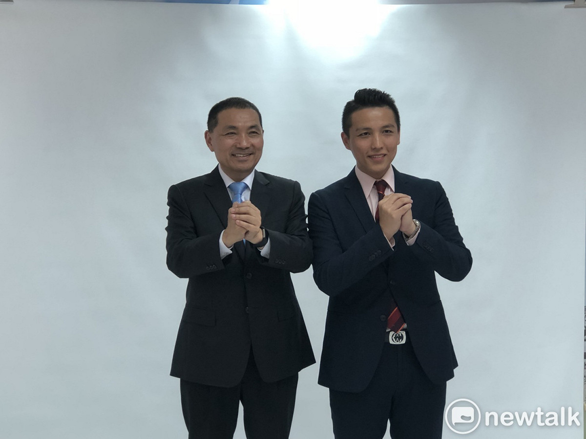 侯友宜難得穿西裝，與議員參選人陳偉傑合拍定裝照。 圖：林昀真/攝