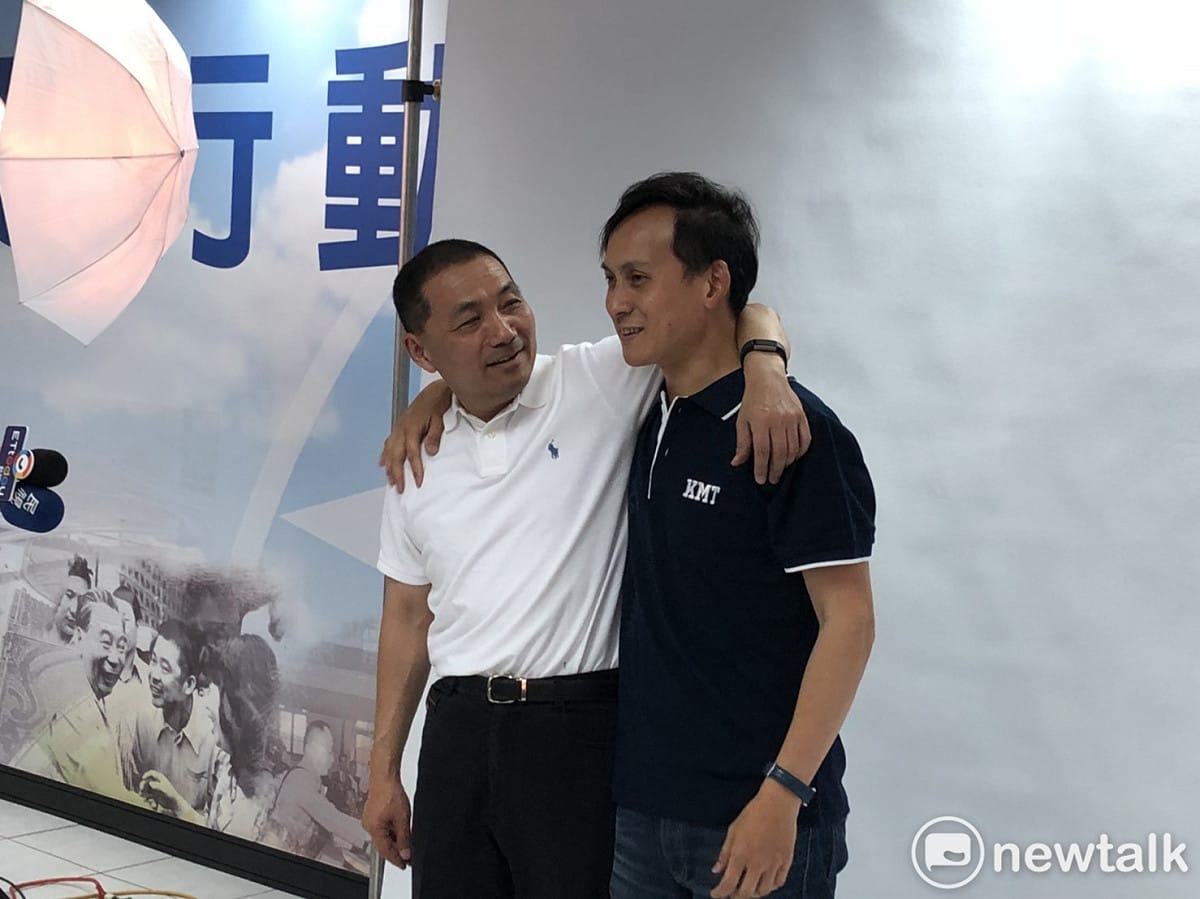 侯友宜與議員參選人葉元之在拍照前輕鬆搭肩聊天。 圖：林昀真/攝