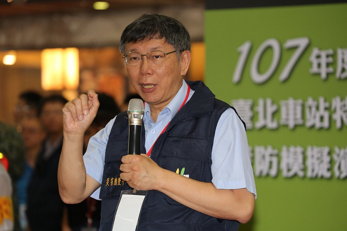台北市長柯文哲今上午遭台灣國成員丟拖鞋攻擊。 圖：台北市政府提供