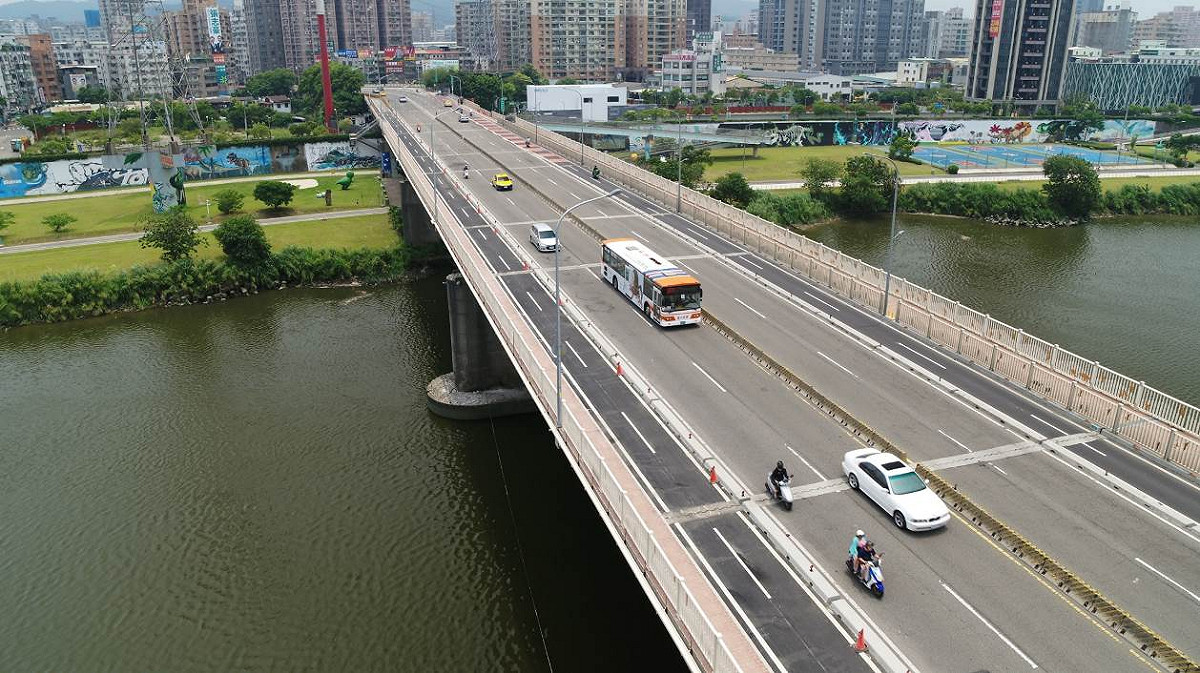 華中橋機車道（往台北方向）開放後，機車道直線路段速限維持每小時40公里，曲線段速限略為降低至每小時30公里。 圖：台北市工務局／提供